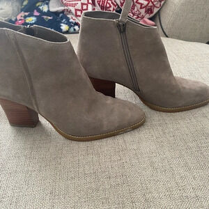 SUSINA Kayden Stone Ankle Booties Size 8.5 Round Toe Medium Stacked Heel
